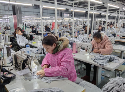 商水县黄寨镇 三大产业“比美”，服装服饰产业吹开乡村振兴“幸福花”