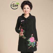 春秋时尚新选择 中老年女装花色马甲外套的搭配魅力